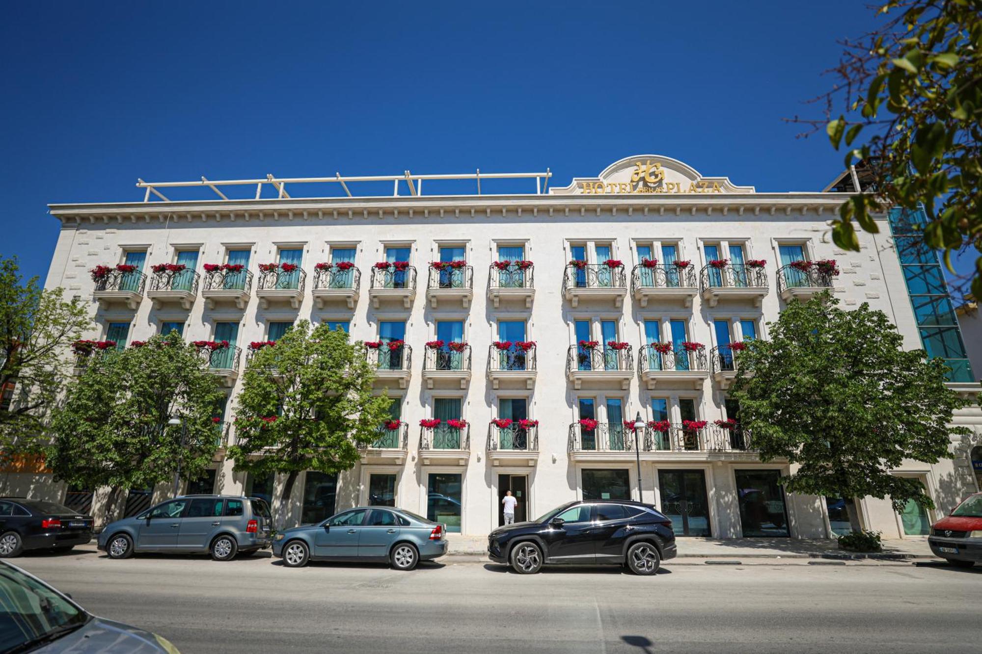 Hotel Plaza เบราท ภายนอก รูปภาพ